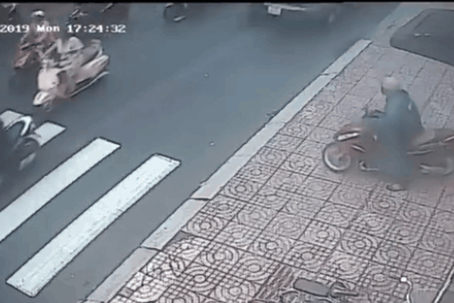 Clip: Vừa nhảy xe bỏ trốn đã gặp "biến khó đỡ", tên trộm cắm cổ chạy như bay