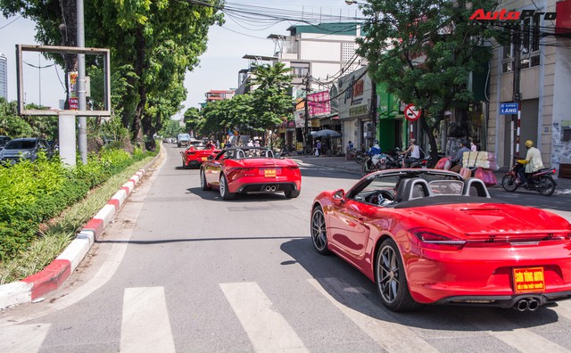Dàn siêu xe, xe thể thao và xe siêu sang trị giá cả trăm tỷ diễu hành trên phố Hà Nội - Ảnh 9. Dàn siêu xe, xe thể thao và xe siêu sang trị giá cả trăm tỷ diễu hành trên phố Hà Nội - Ảnh 9.