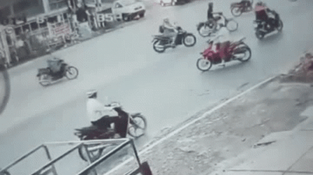 Clip: Vượt đèn đỏ, người đàn ông gây tai nạn liên hoàn, khiến bé gái đi cùng nguy kịch