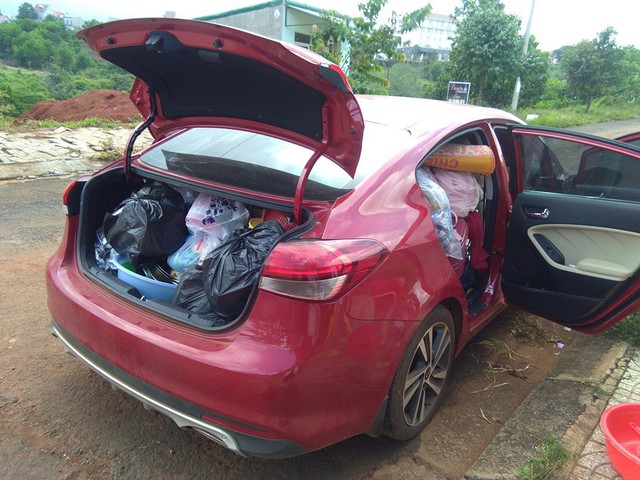 Hình ảnh chiếc Kia Cerato chở ngập đồ khiến người ta sửng sốt về cuộc sống của học sinh nội trú - Ảnh 4. Hình ảnh chiếc Kia Cerato chở ngập đồ khiến người ta sửng sốt về cuộc sống của học sinh nội trú - Ảnh 4.