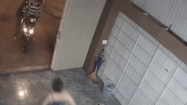Clip: Bà chủ từ nhà lao ra giành xe SH khi lũ trộm thiếu đúng một giây nữa là "xong chuyện"