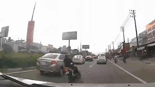 "Chơi ngông" lách vào đường của xe lớn, thanh niên suýt lọt gầm ô tô