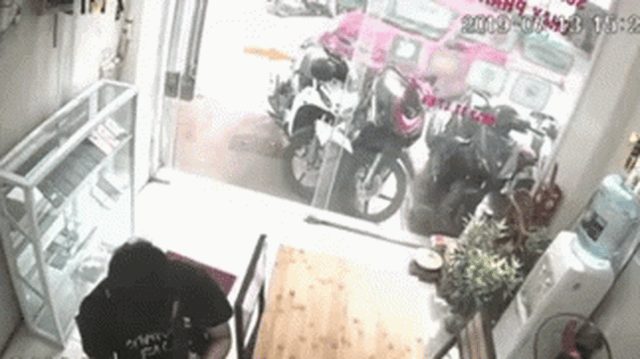 Kia Morning mất lái lao vào cửa hàng bên đường, tông hàng loạt xe máy trước khi đâm vỡ cửa kính