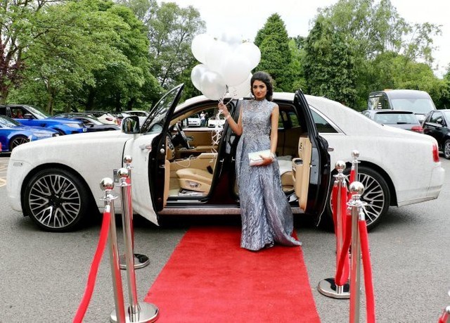Nữ sinh thuê Rolls-Royce Ghost đính 4 triệu viên pha lê đến lễ tốt nghiệp - Ảnh 2.