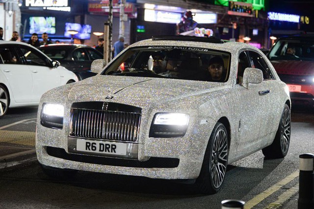 Nữ sinh thuê Rolls-Royce Ghost đính 4 triệu viên pha lê đến lễ tốt nghiệp - Ảnh 4.