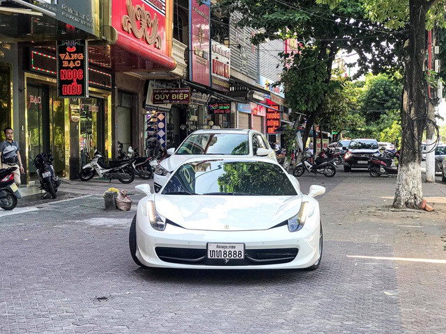 Ferrari 458 Spider biển số tứ quý Lào bất ngờ xuất hiện tại thành phố Vinh - Ảnh 4.