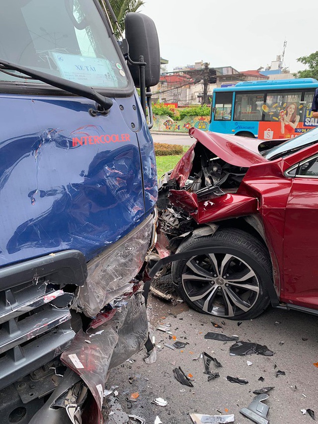 Hiện trường vụ Lexus tiền tỷ nát đầu, bung túi khí khi đối đầu xe bồn ở Hà Nội - Ảnh 1.