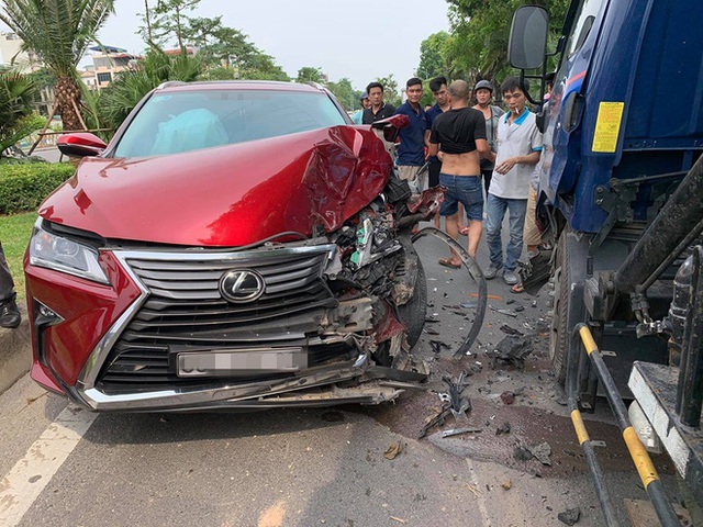 Hiện trường vụ Lexus tiền tỷ nát đầu, bung túi khí khi đối đầu xe bồn ở Hà Nội - Ảnh 6.