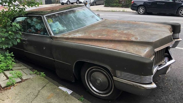 An abandoned Cadillac on the sidewalk for 25 years is about to be removed - Photo 1.