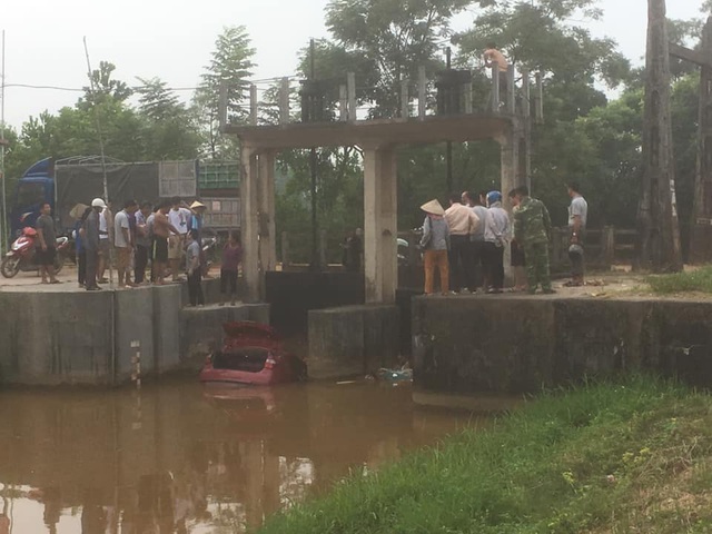 Ô tô Hyundai lao xuống kênh, bị nước cuốn trôi rồi mắc kẹt ở kè đập - Ảnh 2.