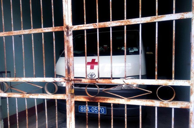 Trên đường cấp cứu, bỏ bệnh nhân xuống đường vào đăng kiểm xe cứu thương - Ảnh 1.