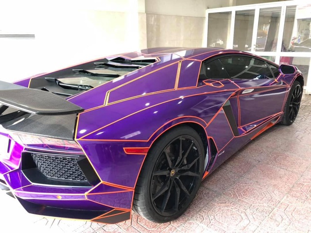 Lamborghini Aventador của thiếu gia Bình Dương dán decal phong cách Tron Legacy giống Hoàng thân Qatar - Ảnh 1.