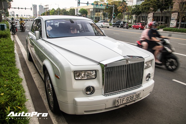 Rolls-Royce Phantom của đại gia ngành nội thất rạng rỡ trên phố Sài Gòn - Ảnh 1.