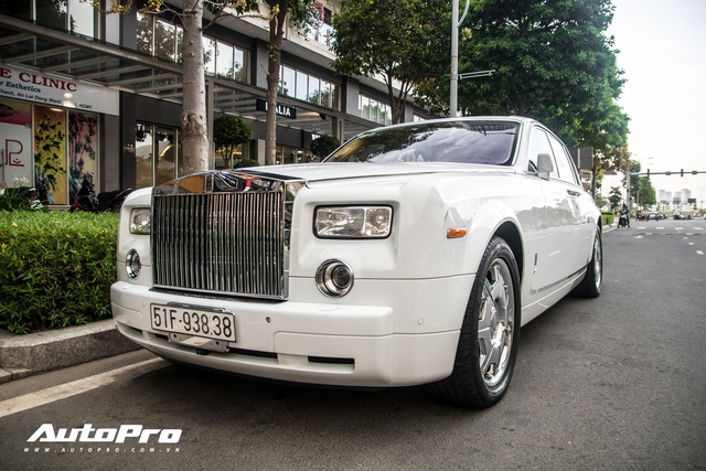 Rolls-Royce Phantom của đại gia ngành nội thất rạng rỡ trên phố Sài Gòn - Ảnh 3.