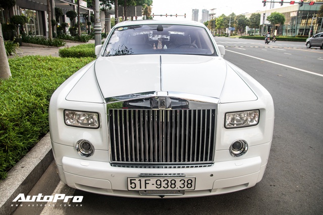 Rolls-Royce Phantom của đại gia ngành nội thất rạng rỡ trên phố Sài Gòn - Ảnh 2.