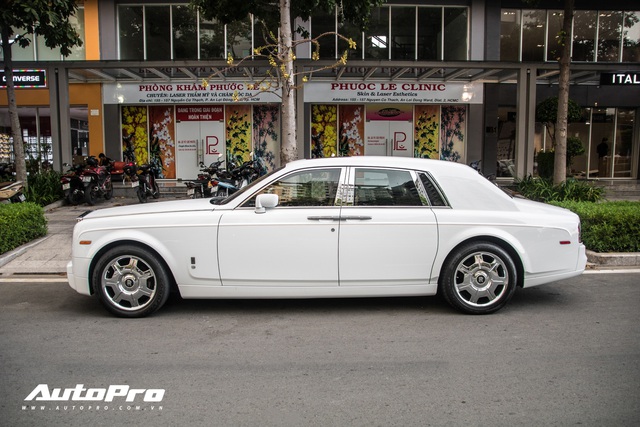 Rolls-Royce Phantom của đại gia ngành nội thất rạng rỡ trên phố Sài Gòn - Ảnh 4.