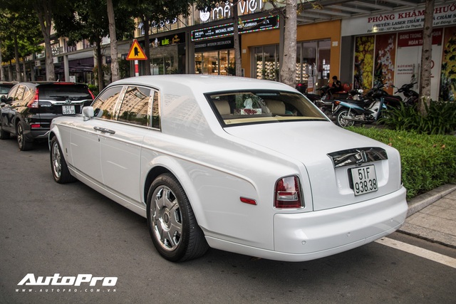Rolls-Royce Phantom của đại gia ngành nội thất rạng rỡ trên phố Sài Gòn - Ảnh 5.