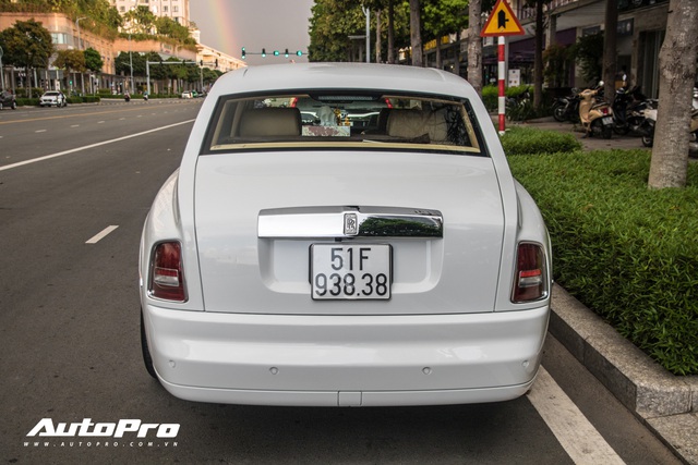 Rolls-Royce Phantom của đại gia ngành nội thất rạng rỡ trên phố Sài Gòn - Ảnh 6.