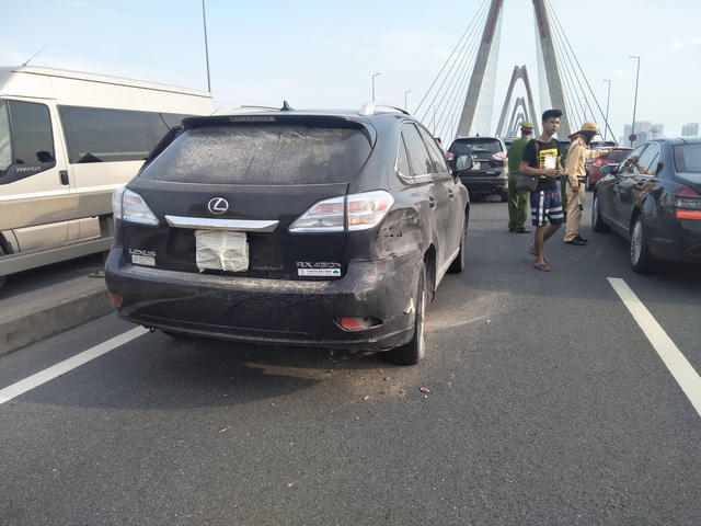 Hà Nội: 2 xe ô tô va chạm trên cầu Nhật Tân, tắc đường dài hàng km - Ảnh 2.