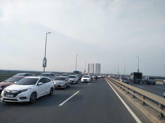 Hà Nội: 2 xe ô tô va chạm trên cầu Nhật Tân, tắc đường dài hàng km - Ảnh 3.