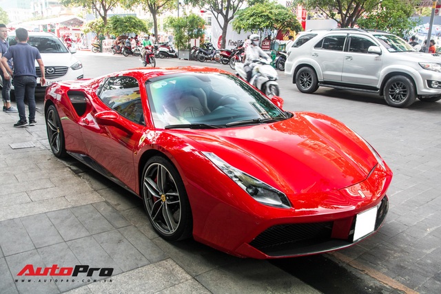 Ferrari 488 Spider màu đỏ nằm showroom hơn 2 năm bất ngờ xuất hiện trên phố Sài Gòn - Ảnh 2.