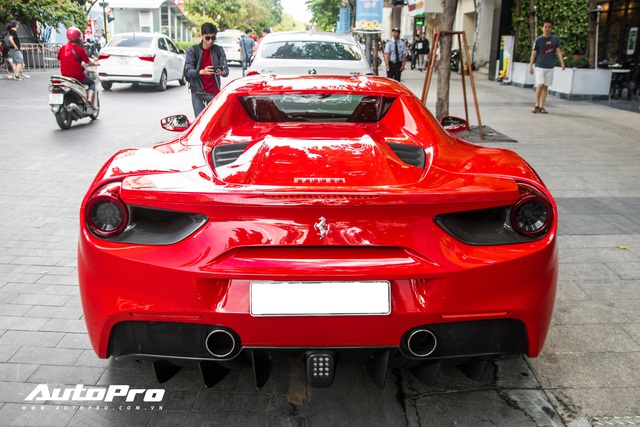 Ferrari 488 Spider màu đỏ nằm showroom hơn 2 năm bất ngờ xuất hiện trên phố Sài Gòn - Ảnh 4.