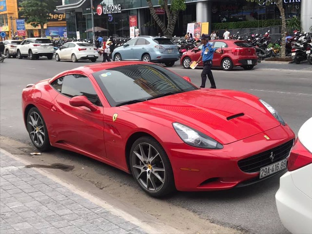 Ferrari California đẹp mê hồn âm thầm xuất hiện trên đường phố Vinh - Ảnh 2.