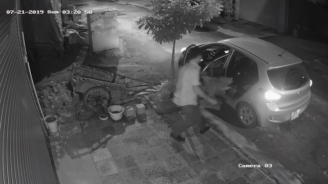 Clip: Người đàn ông đi xế hộp bê trộm chậu mai chiếu thủy đắt tiền lúc rạng sáng - Ảnh 2. Clip: Người đàn ông đi xế hộp bê trộm chậu mai chiếu thủy đắt tiền lúc rạng sáng - Ảnh 2.