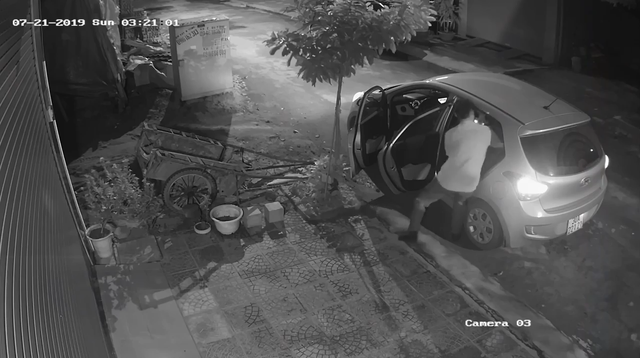 Clip: Người đàn ông đi xế hộp bê trộm chậu mai chiếu thủy đắt tiền lúc rạng sáng - Ảnh 3. Clip: Người đàn ông đi xế hộp bê trộm chậu mai chiếu thủy đắt tiền lúc rạng sáng - Ảnh 3.