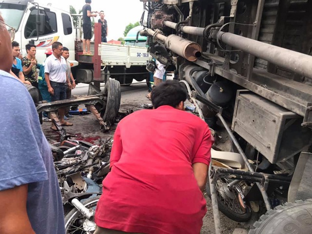 Hiện trường vụ tai nạn kinh hoàng khiến 6 người tử vong ở Hải Dương - Ảnh 7. Hiện trường vụ tai nạn kinh hoàng khiến 6 người tử vong ở Hải Dương - Ảnh 7.