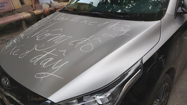 Chắn lối đi chung, chiếc Kia Cerato đổi màu kiểu Maybach bị người dân dùng phấn cảnh cáo ngay trên bộ cánh mới - Ảnh 1. Chắn lối đi chung, chiếc Kia Cerato đổi màu kiểu Maybach bị người dân dùng phấn cảnh cáo ngay trên bộ cánh mới - Ảnh 1.