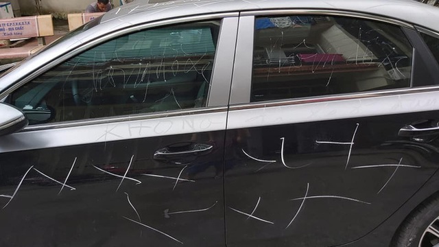 Chắn lối đi chung, chiếc Kia Cerato đổi màu kiểu Maybach bị người dân dùng phấn cảnh cáo ngay trên bộ cánh mới - Ảnh 2. Chắn lối đi chung, chiếc Kia Cerato đổi màu kiểu Maybach bị người dân dùng phấn cảnh cáo ngay trên bộ cánh mới - Ảnh 2.