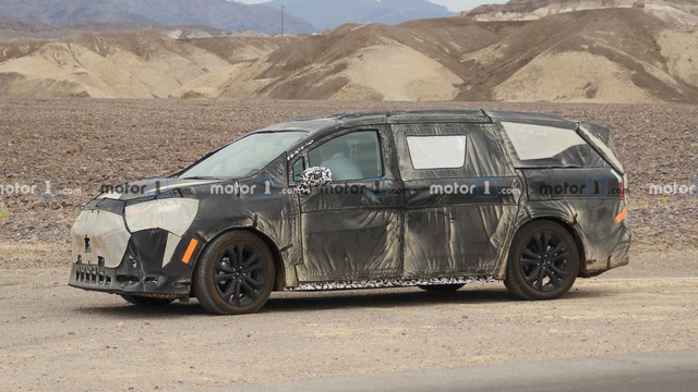 Toyota Sienna đời mới lộ diện chạy thử lần đầu tiên: Nhiều chi tiết vay mượn từ Camry