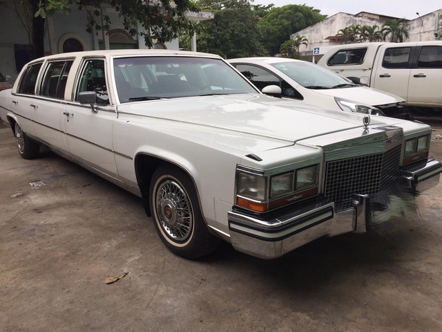 Bắt gặp xế cổ Cadillac Fleetwood Brougham Limousine có tuổi đời 30 năm tại Sài Gòn - Ảnh 1.