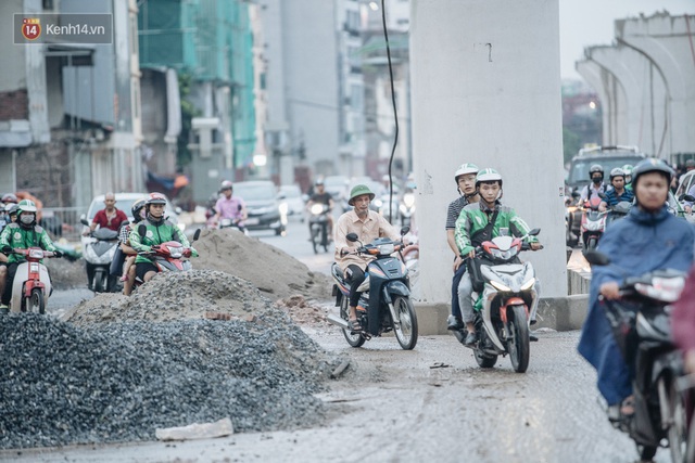 Ảnh: Đại công trường giữa đường Trường Chinh khiến người dân Thủ đô khốn khổ nhiều năm qua - Ảnh 12.