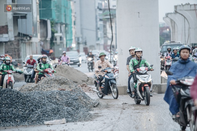 Ảnh: Đại công trường giữa đường Trường Chinh khiến người dân Thủ đô khốn khổ nhiều năm qua - Ảnh 5. Ảnh: Đại công trường giữa đường Trường Chinh khiến người dân Thủ đô khốn khổ nhiều năm qua - Ảnh 5.