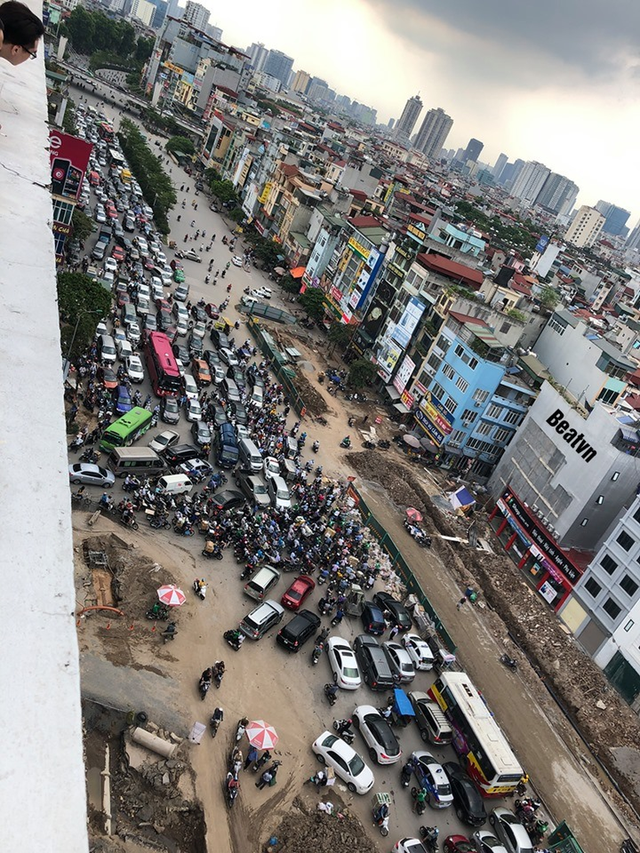 Ảnh: Đại công trường giữa đường Trường Chinh khiến người dân Thủ đô khốn khổ nhiều năm qua - Ảnh 6. Ảnh: Đại công trường giữa đường Trường Chinh khiến người dân Thủ đô khốn khổ nhiều năm qua - Ảnh 6.