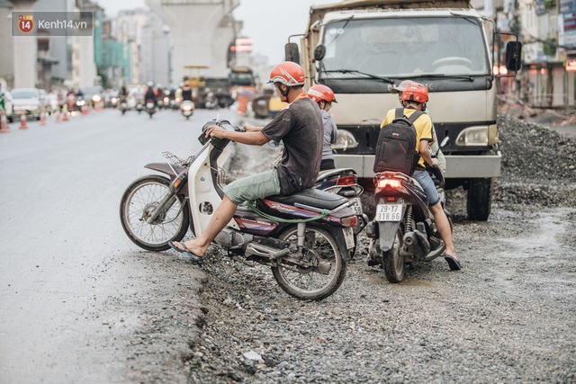 Ảnh: Đại công trường giữa đường Trường Chinh khiến người dân Thủ đô khốn khổ nhiều năm qua - Ảnh 8. Ảnh: Đại công trường giữa đường Trường Chinh khiến người dân Thủ đô khốn khổ nhiều năm qua - Ảnh 8.