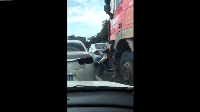 Nữ ninja thoắt ẩn thoắt hiện, từ chối tử thần bằng pha luồn lách dưới gầm xe tải