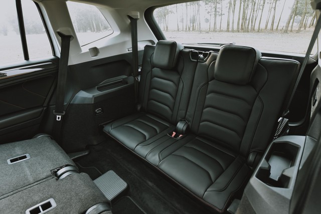 Volkswagen Tiguan Allspace nâng cấp công nghệ vượt Mercedes-Benz GLC 200, giá gần 1,85 tỷ đồng - Ảnh 8.