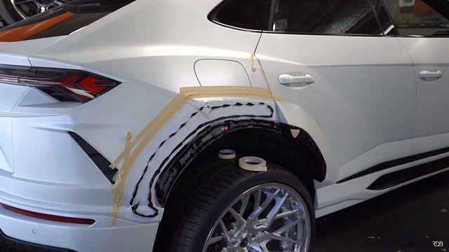 Siêu SUV Lamborghini Urus gây ấn tượng mạnh nhờ bộ bodykit thân rộng hầm hố - Ảnh 3. Siêu SUV Lamborghini Urus gây ấn tượng mạnh nhờ bộ bodykit thân rộng hầm hố - Ảnh 3.