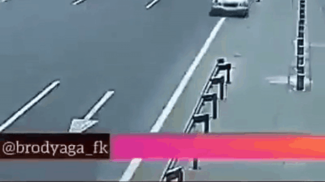 Clip: Ô tô bị dải phân cách xuyên tan tành, chi tiết cuối cùng mới khó tin