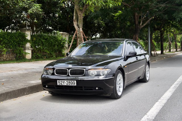 BMW 745Li đã đi hơn 100.000 km nhưng nội thất vẫn long lanh, chủ nhân rao bán giá 498 triệu đồng - Ảnh 1.