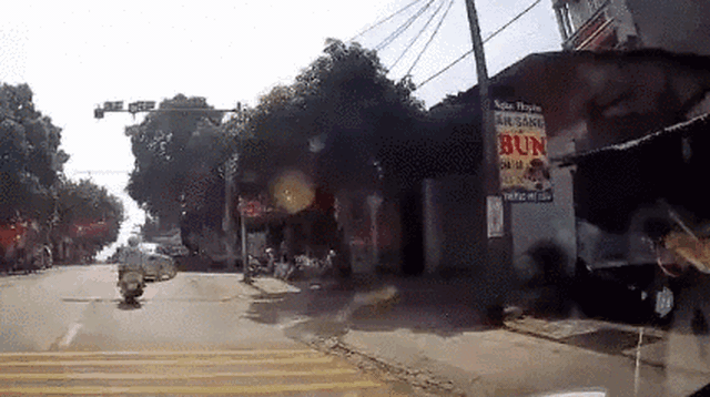 Clip: Ôm cua cẩu thả, nữ tài xế tạo ra "nụ hôn đau tim" giữa phố
