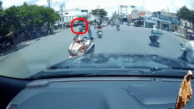 Clip: Tạt đầu khiến cặp đôi trên xe máy ngã nhào, nữ 'ninja' quay mặt lạnh lùng phóng đi