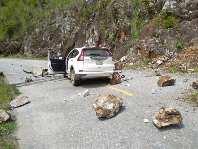  Đang di chuyển trên đường, xe Honda CR-V bị đá lở rơi trúng vỡ toang đầu - Ảnh 2.