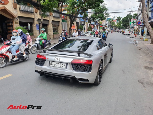 Doanh nhan Dang Le Nguyen Vu ban lai Audi R8 V10 Plus cho mot showroom o Sai Gon