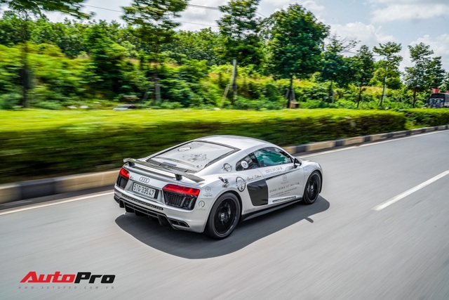 Doanh nhan Dang Le Nguyen Vu ban lai Audi R8 V10 Plus cho mot showroom o Sai Gon