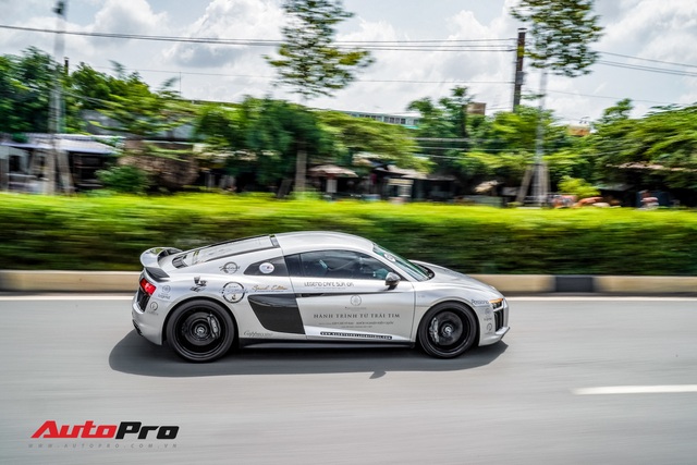 Doanh nhan Dang Le Nguyen Vu ban lai Audi R8 V10 Plus cho mot showroom o Sai Gon