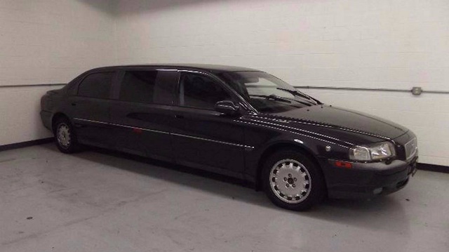 Limousine Volvo S80 đời 2001 từng tháp tùng nhân viên ngoại giao Thụy Điển đăng bán giá chưa tới 4.000 USD
